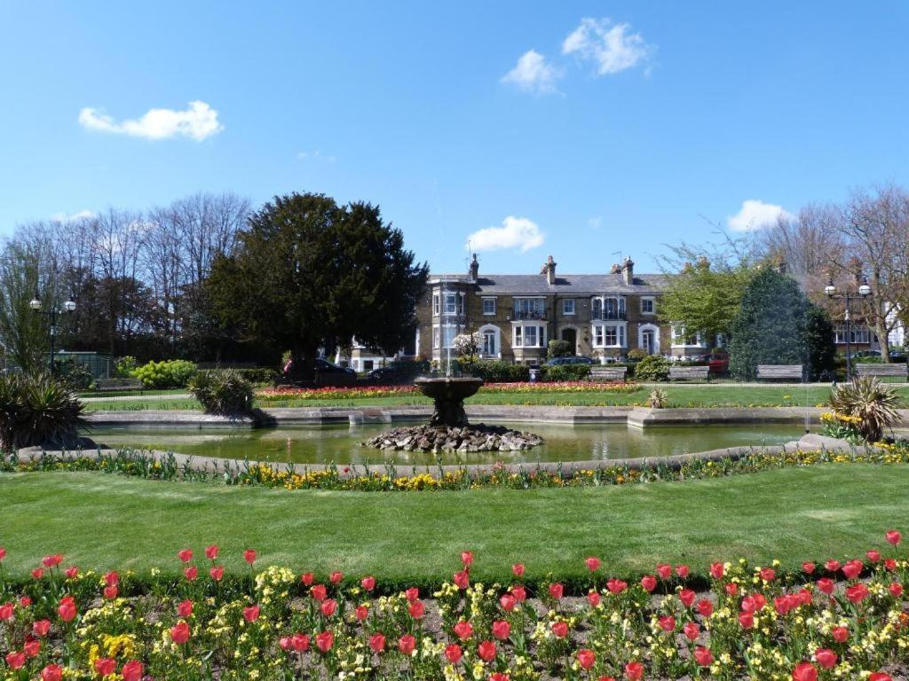 Marine Villa Hotel & Suites - Close To Beach, Train Station & Southend Airport 外观 照片